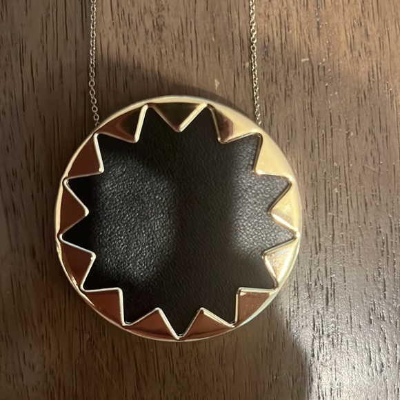 Excellent used condition house of Harlow starburst necklace gold colorway - Picture 2 of 4